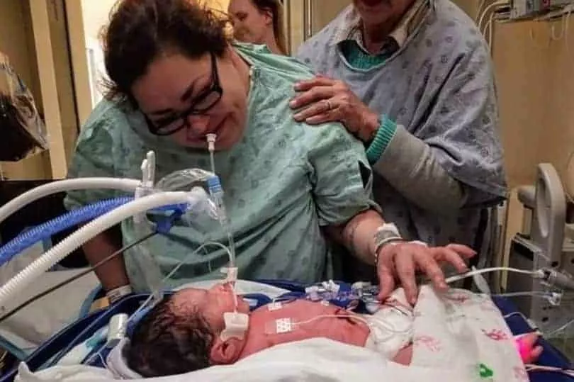 Na imagem o bebê ao lado da mulher que cometeu o crime contra ele e sua mãe