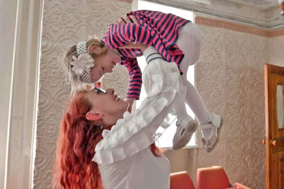 Bebê no orfanato com enfermeira pediátrica que cuida dela