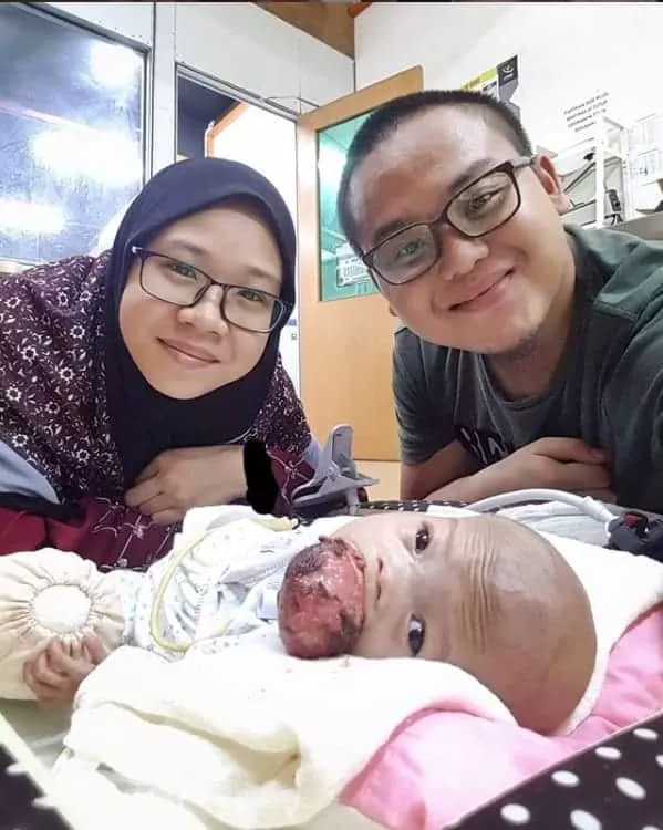 Bebê Ainul com seus pais antes da viagem