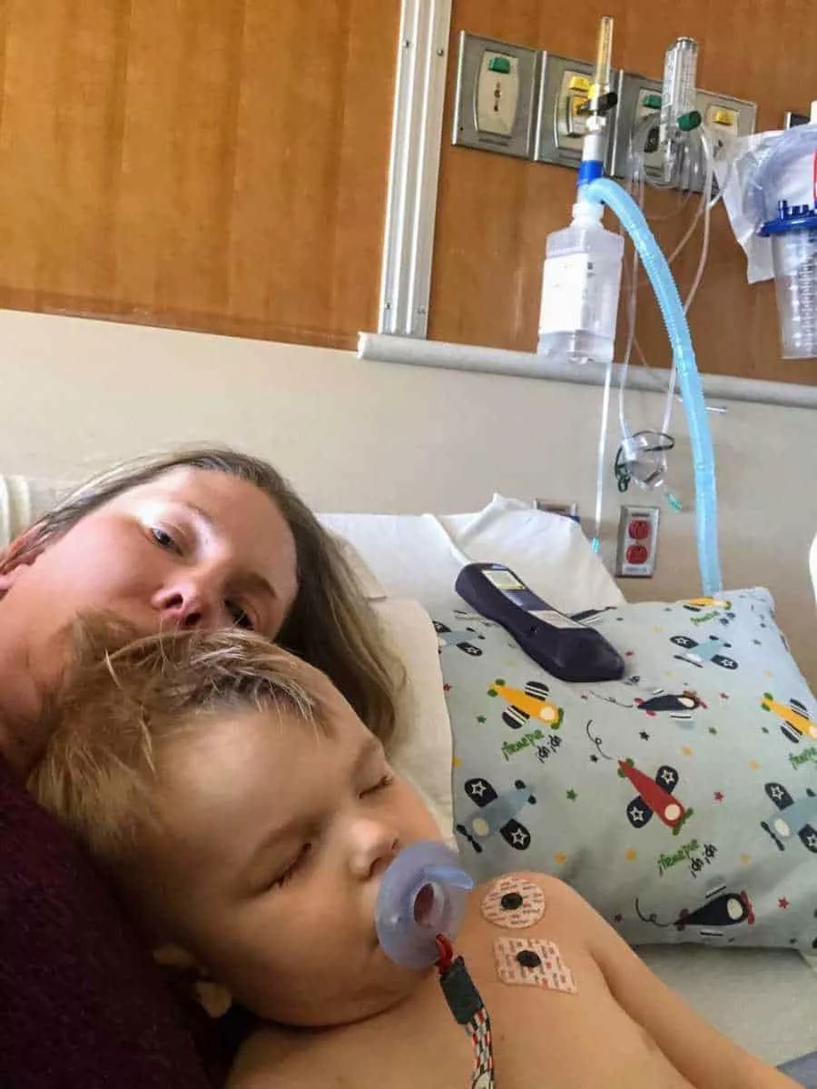 A mãe Nicole no hospital com o seu bebê Nash