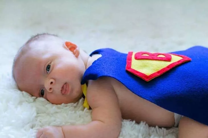 Uma das enfermeiras do hospital fez uma capa de super-herói para o pequeno Benjamin