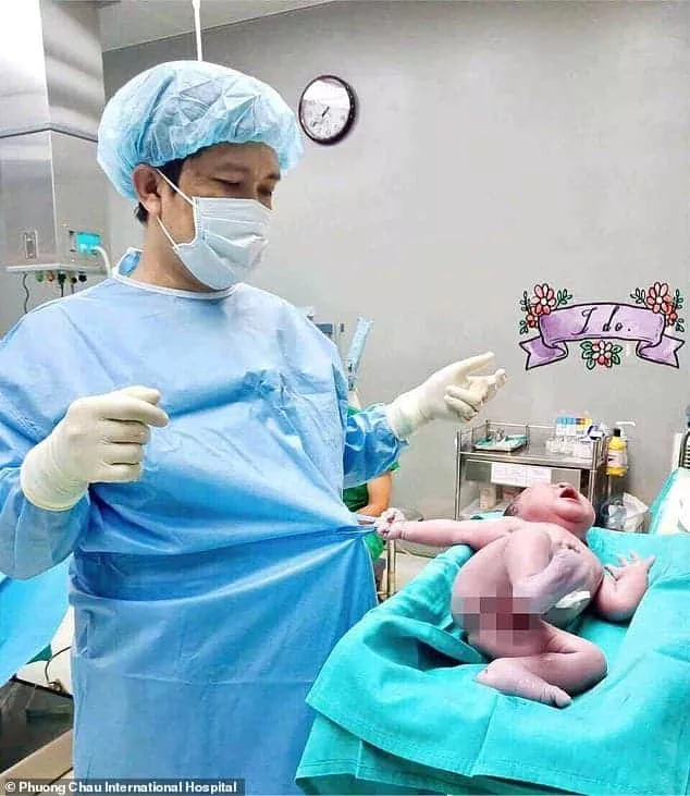 Publicação do momento em que o bebê recém-nascido agarrou a roupa do médico