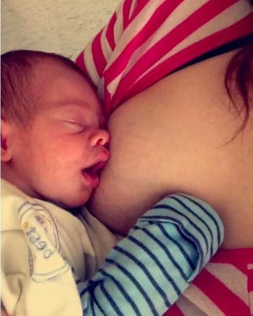Tem bebês que nem esperam terminar de mamar para dormir!