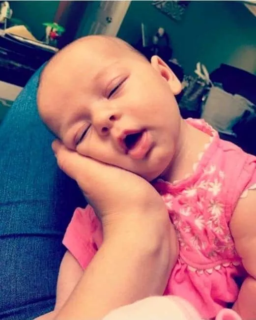 Alguns bebês sentem tanto sono depois de comer que adormecem em qualquer lugar