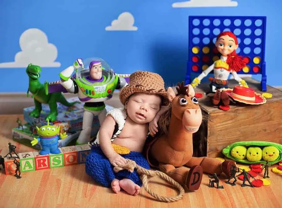 Ensaio newborn de bebês gêmeos inspirado em Toy Story