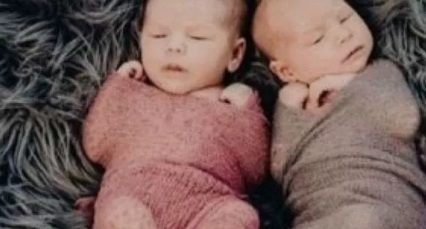 Bebês gêmeas morreram ao dormir junto com a mãe