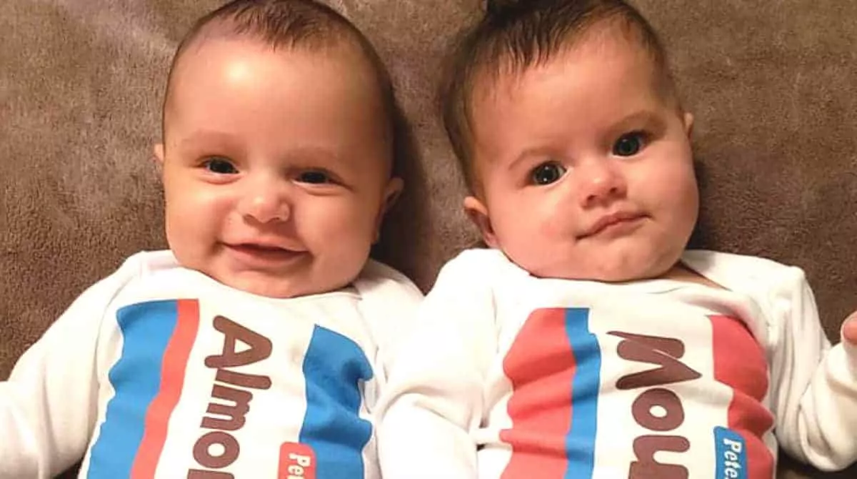 Bebês gêmeos esquecidos no carro pelo pai