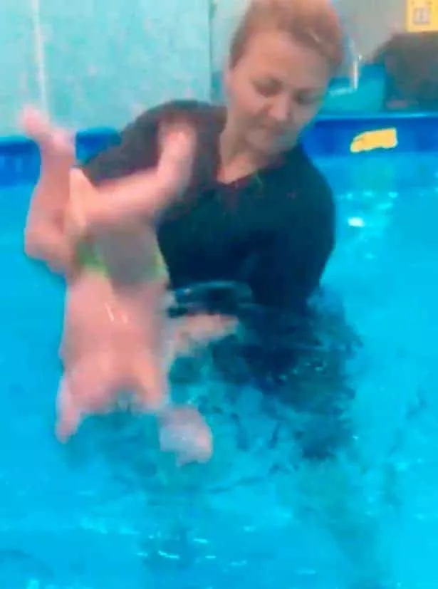 Imagem de aula polêmica de natação para bebês 