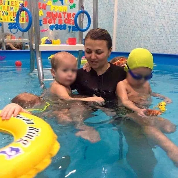 Professora russa e seus alunos de natação para bebês 
