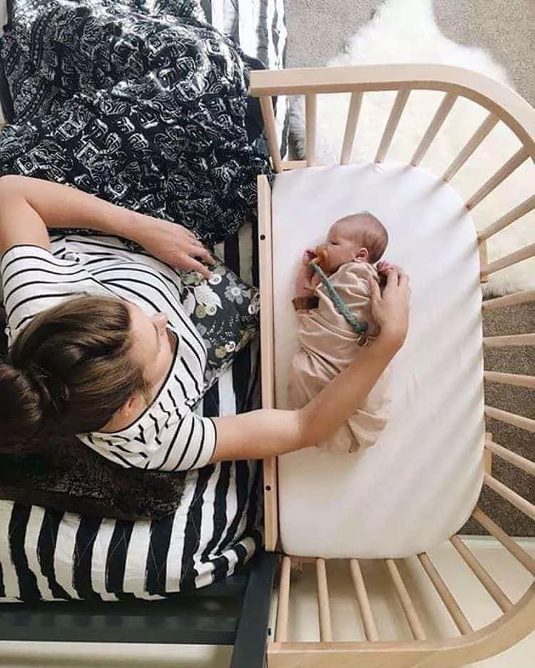 Berço acoplado para os primeiros meses é uma alternativa ao quarto de bebê