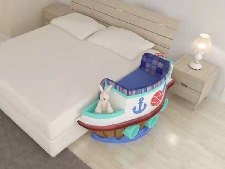 Berço em formato de navio acoplado em cama de casal, fora do quarto de bebê