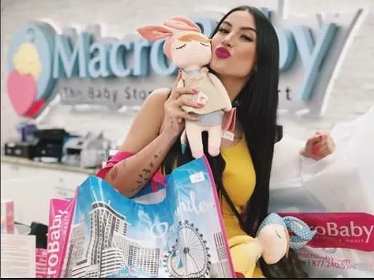 Bianca Andrade fazendo compras em loja de enxoval de bebê.