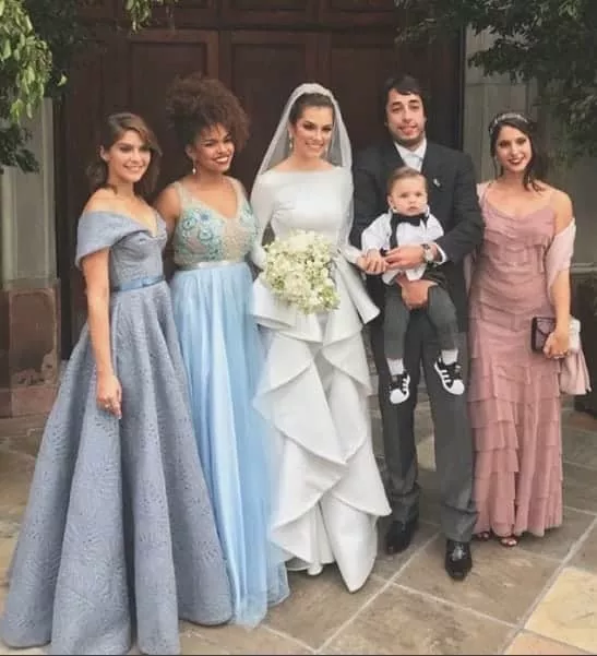 Foto das madrinhas, os noivos e o fofo Júlio