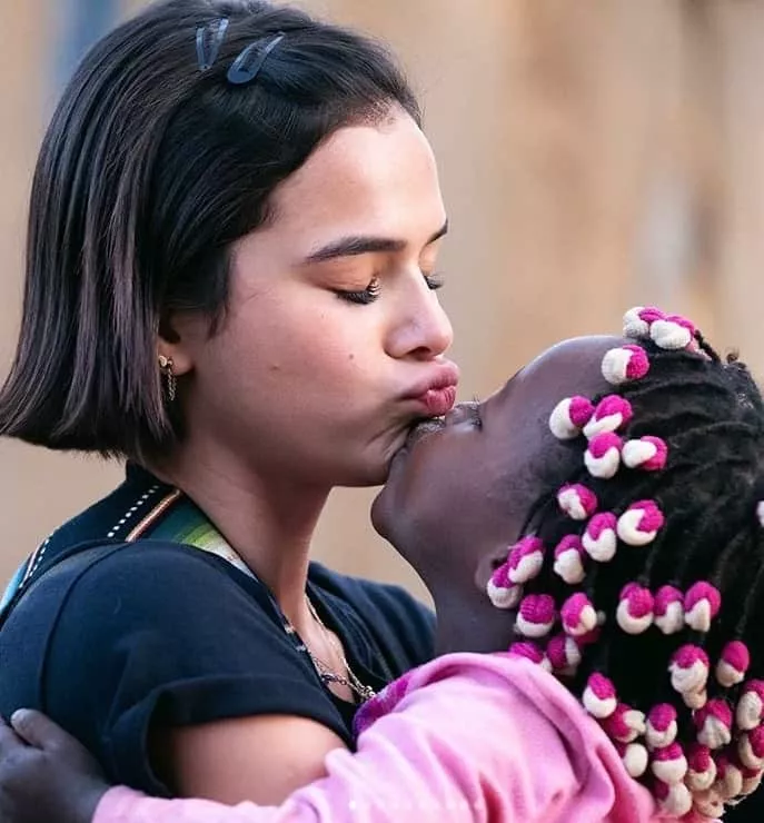 Bruna Marquezine com menina em Angola