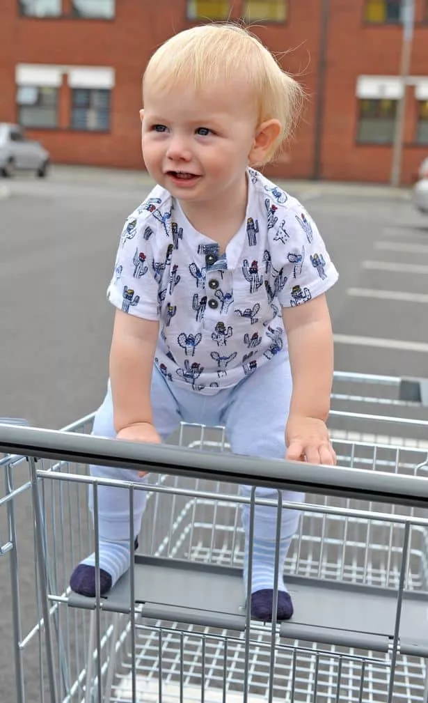 Depois de ver seu bebê assim, uma mãe sugeriu o uso de cintos de segurança nos carrinhos