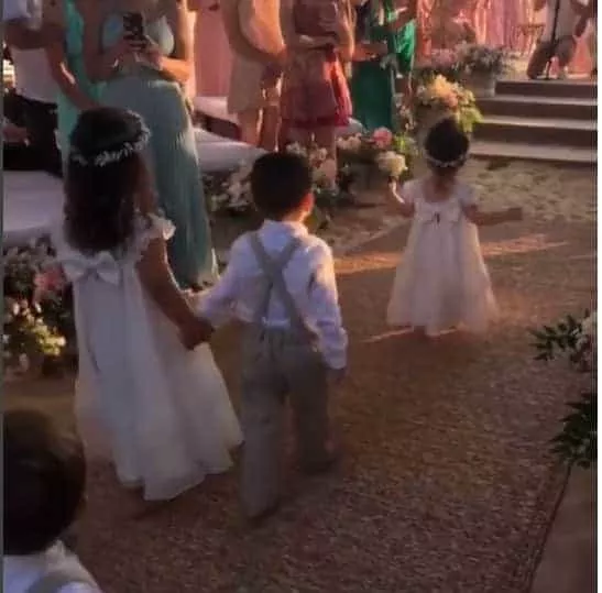 Momento fofura dos pajens e daminhas do casamento de Camila Queiroz e Klebber Toledo