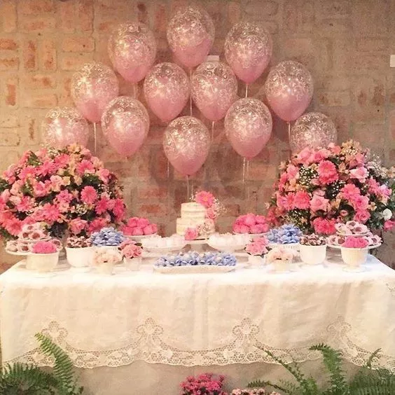 Os balões são opções práticas e versáteis para decorar um chá de bebê 