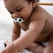 Veja se o bebê deve usar chupeta e mordedores