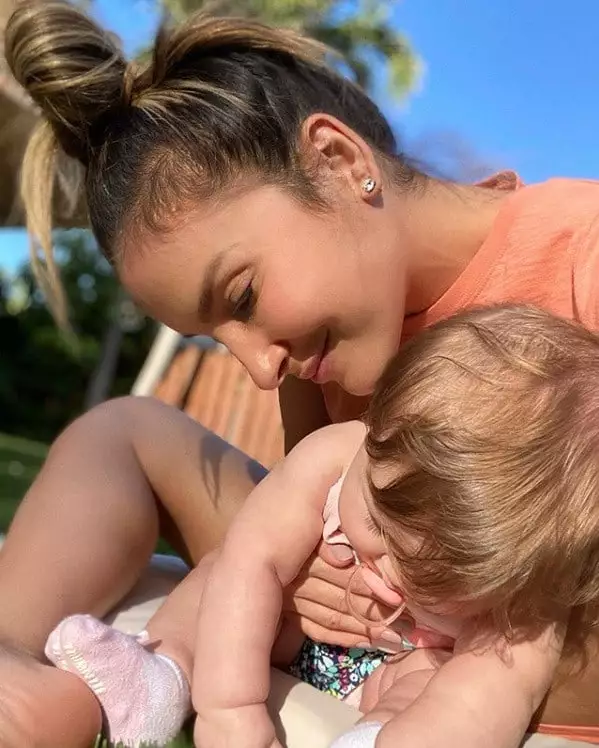 Claudia Leitte com sua bebê Bela