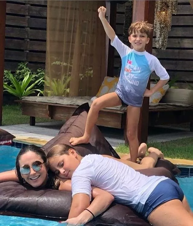 Claudia Leitte se diverte com os filhos na piscina 