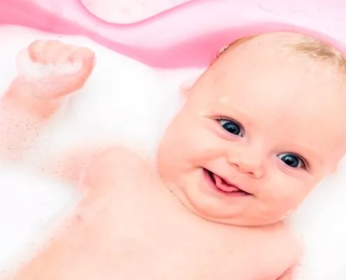 Veja como dar banho em recém-nascido