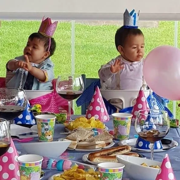 Os gêmeos Eva e Mateo na sua festa de aniversário de um ano