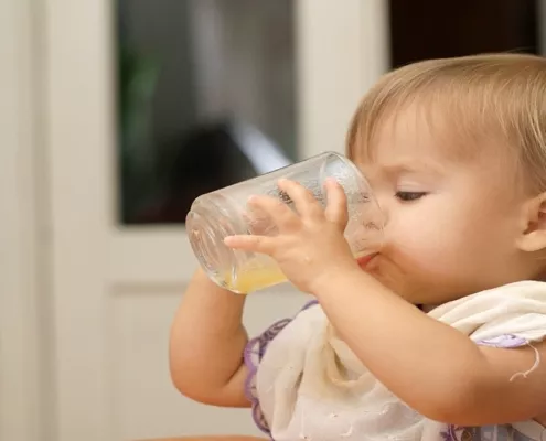 Saiba quando dar sucos naturais para o bebê
