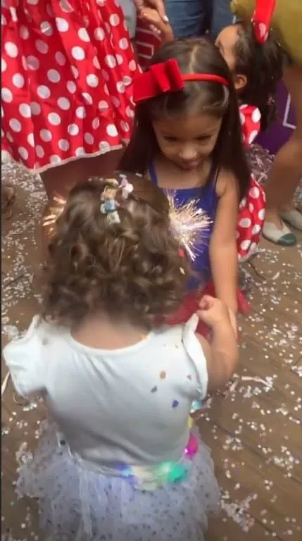 As filhas de Débora Nascimento e Juliana Alves no carnaval