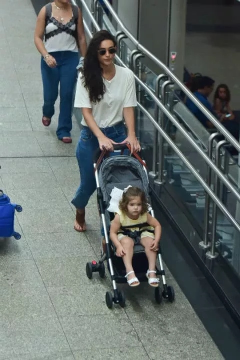 Débora Nascimento com sua filha no aeroporto
