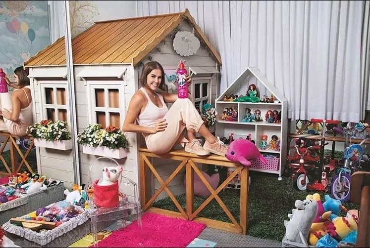 Deborah Secco no quarto de bonecas da pequena Maria Flor
