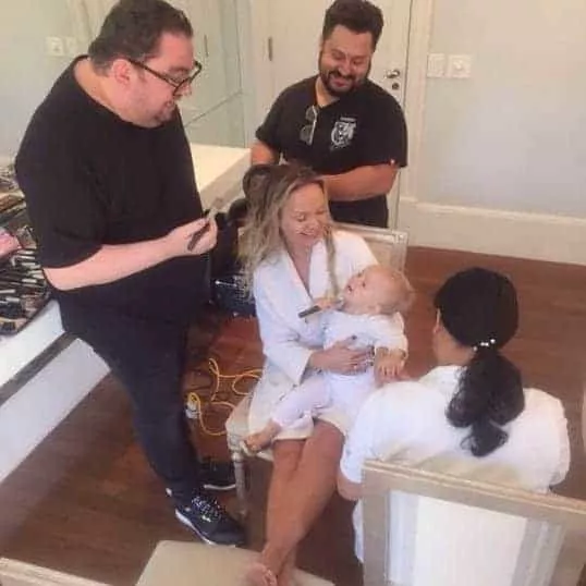 Enquanto a mamãe Eliana se preparava a bebê Manuela "se maquiava"