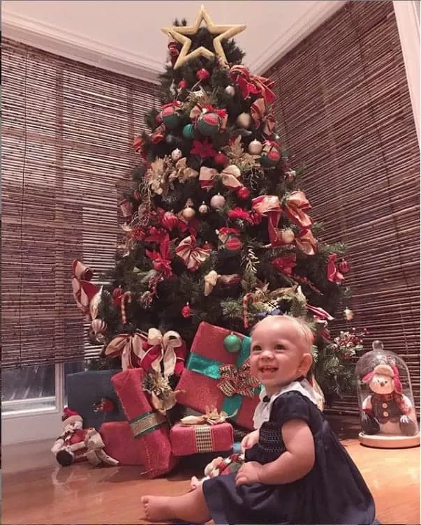 Nessa imagem a bebê Manuela diante da gigante árvore na casa apresentadora Elaina