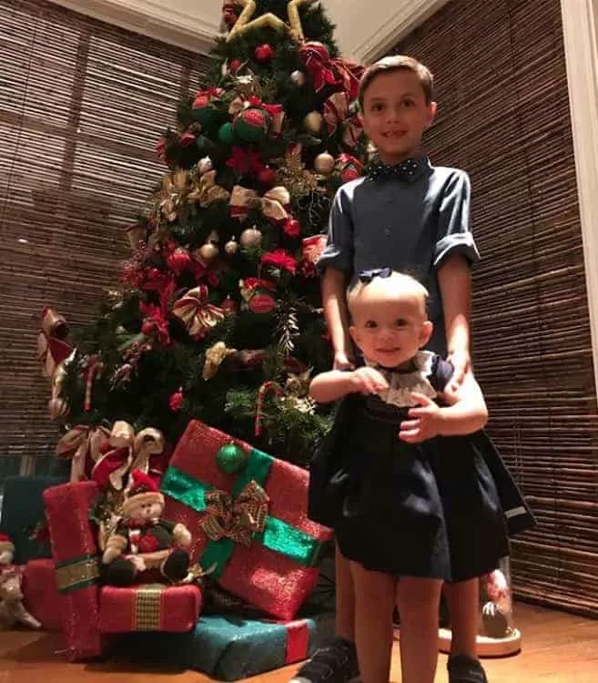 No clima do Natal a apresentadora Eliana publicou essa imagem de seus filhos Manuela e Arthur