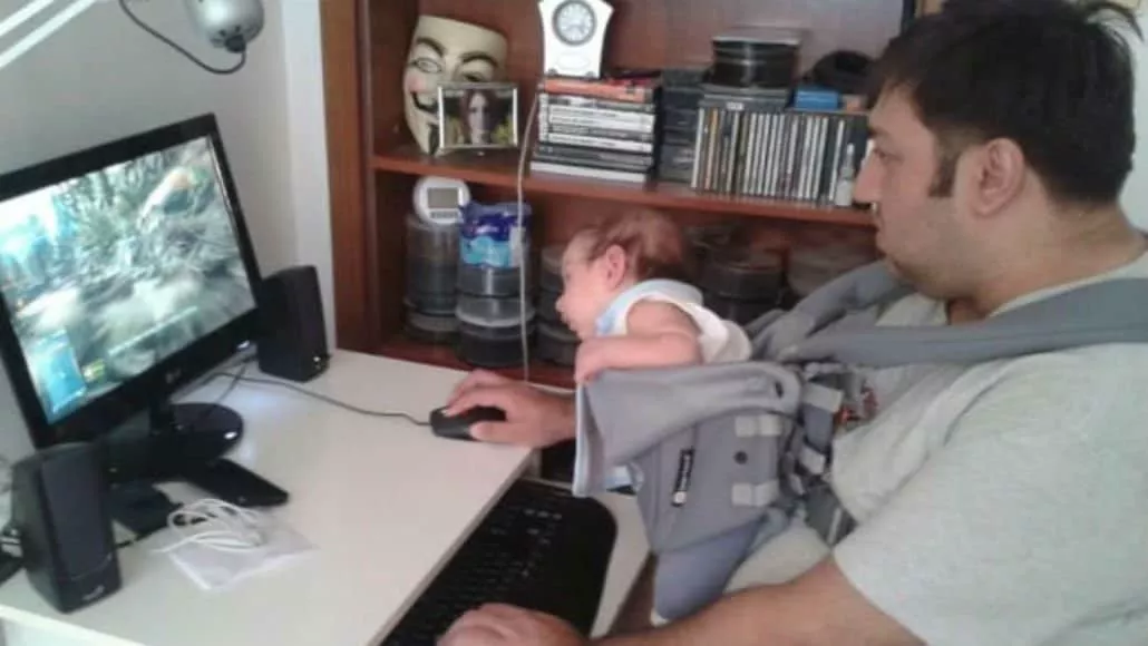 No computador com o bebê