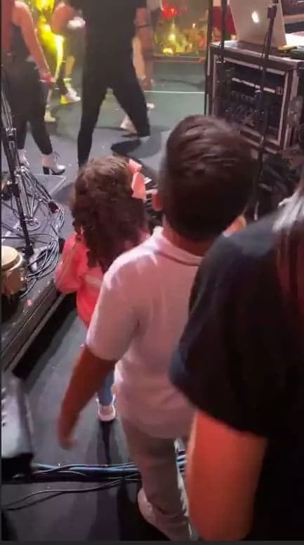 Durante o show do papai Wesley Safadão o seus filhos Yhudy e Ysis dançaram
