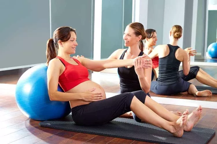 Um educador físico pode ajudar na hora de praticar exercícios na gravidez