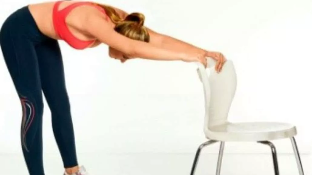 Veja como utilizar uma cadeira para alongar e fazer outros exercícios para a mãe de bebê