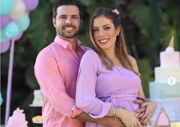 O casal Fabiana Justus e Bruno Dancona no chá de bebê de suas gêmeas