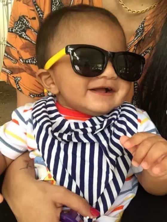 Bebê de Felipe Araújo encantando com óculos escuros