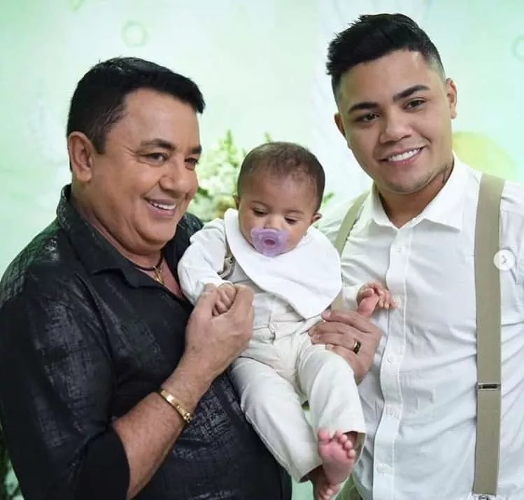 Felipe Araújo com o pai e com seu bebê Miguel