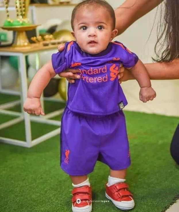 O bebê de Felipe Araújo com a camisa que ganhou de Roberto Firmino