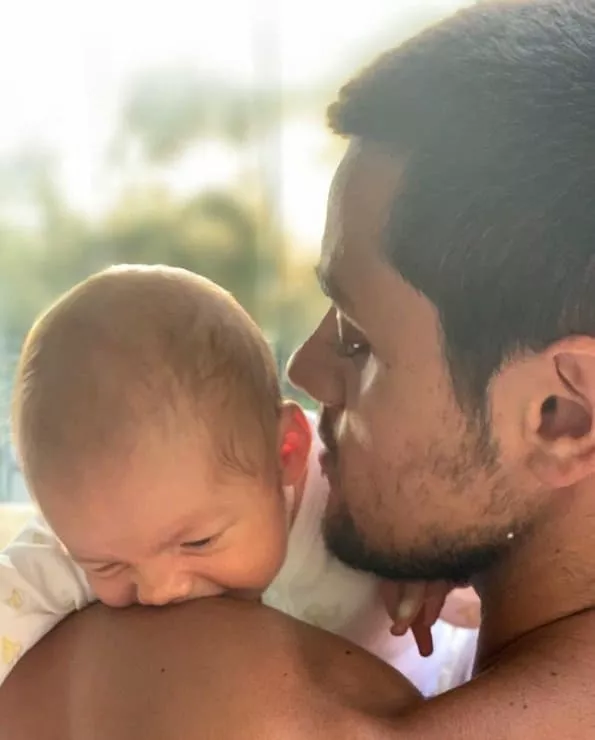 Felipe Simas com seu bebê no colo