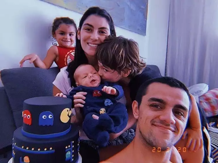 Felipe Simas celebrando um mês de seu bebê