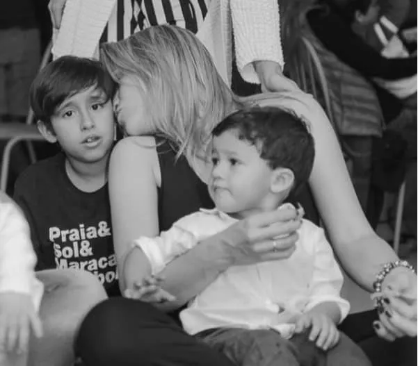 Os pequenos Lucas e Gabriel com a mamãe Fernanda Gentil