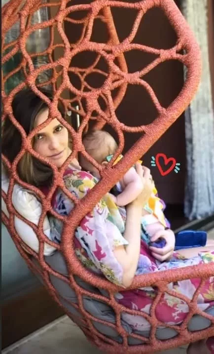 Fernanda Lima também mostrou outra foto com sua bebê