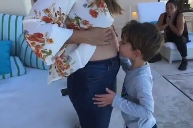 Filho de Fernanda Machado beijando a barriga da mãe