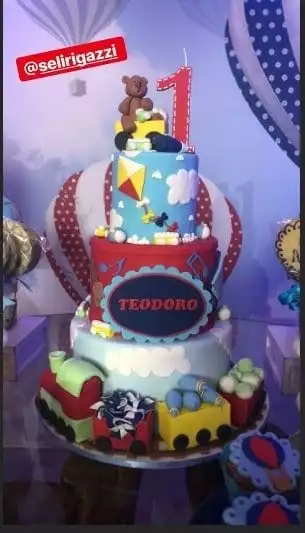 O bolo personalizado da festa de um ano do fofo Teodoro, filho de Michel Teló