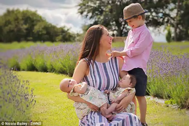 A mamãe britânica Nicola Bailey com suas gêmeas as bebês Harper e Quinn e o filho de 3 anos
