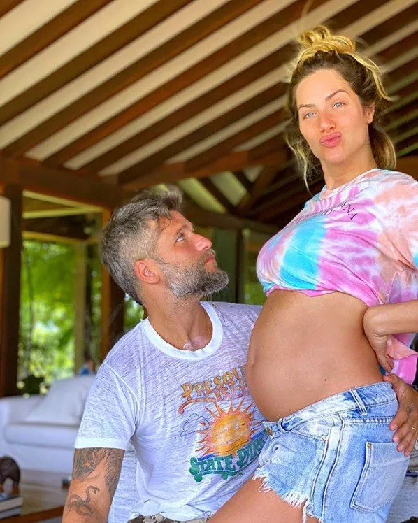 Giovanna Ewbank mostrando barriga de grávida ao lado de Bruno Gagliasso