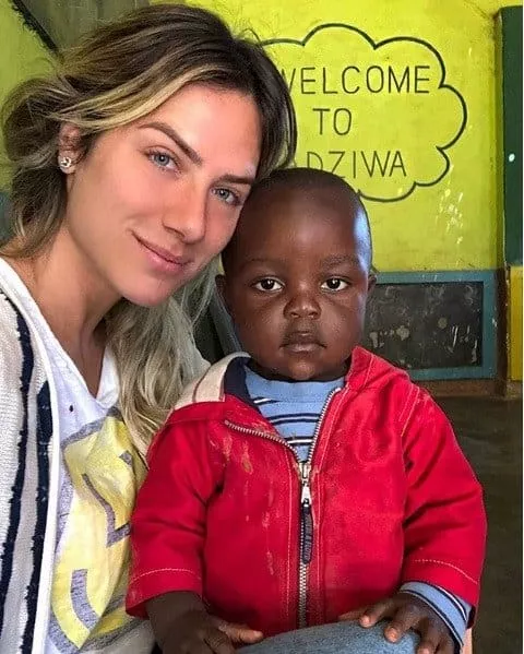 Giovanna Ewbank com bebê do Malauí 